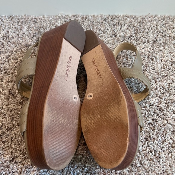 SOLE SOCIETY | Amberly Stacked Woodgrain Sandal‎ - Picture 3 of 5